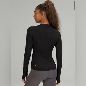 Lululemon Close to Crossing Long Sleeve *Rulu
Black!✨✨✨